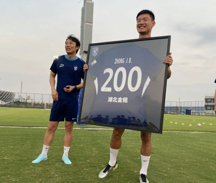 钟晋宝喜获职业生涯200场纪念战袍：时光荏苒感恩同行