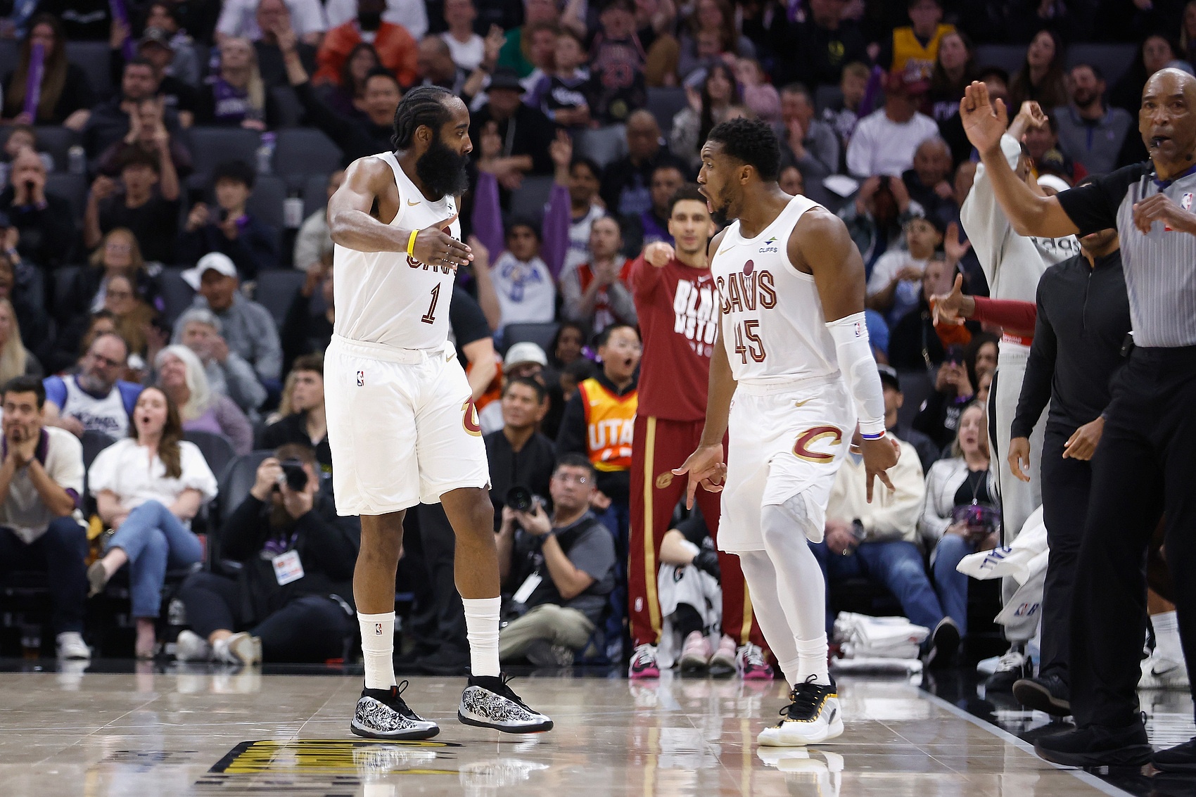 足球世界赛-米切尔：哈登提升队友的能力让我解脱 我可以蹲底角&amp;让他掌控比赛